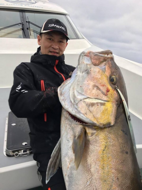 基隆曾姓釣友21日在彭佳嶼外海釣到1尾重達103台斤的紅甘，同船釣友驚呼是「怪物」、「深海巨怪」，爭相合影留念。（北洋號船長林重君提供）