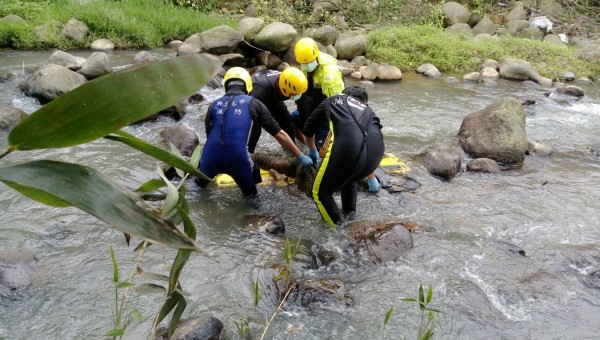 警消下水救援，救起已死亡多時的吳姓婦人。（記者王宣晴翻攝）