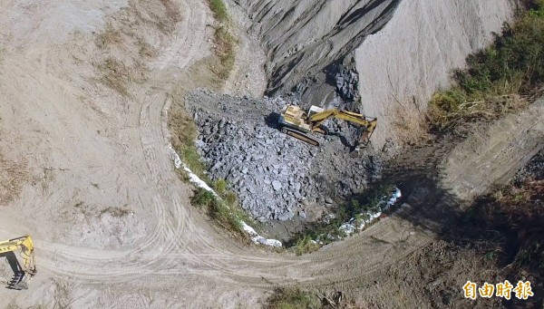 環團空拍龍崎掩埋場，發現怪手進場挖除當地百萬年泥岩自然地景，明天（25日）將赴台南地檢署按鈴控告歐欣涉嫌偽造文書。（記者蔡文居攝）