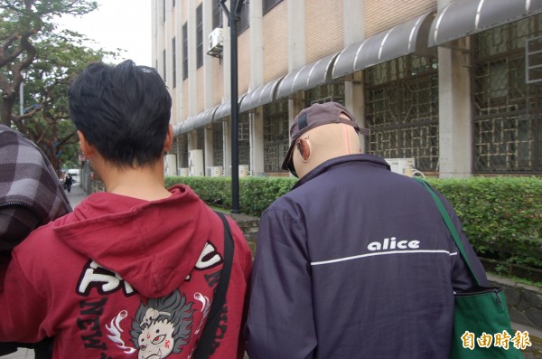 縱火案兇嫌翁仁賢的四哥翁仁平（右），在該案中受傷，今穿著壓力衣出庭，庭後婉拒受訪。（記者楊國文攝）