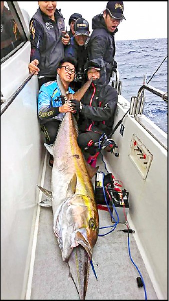 釣友在彭佳嶼海域捕獲野生超巨大紅甘，眾人興奮不已。（圖：北洋號船長林重君提供）