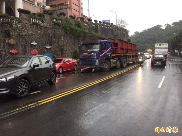 滿載鋼柱的大貨車追撞前方機車，機車慘遭「吞噬」，還好騎士緊急跳車躲過一劫。（記者林嘉東攝）