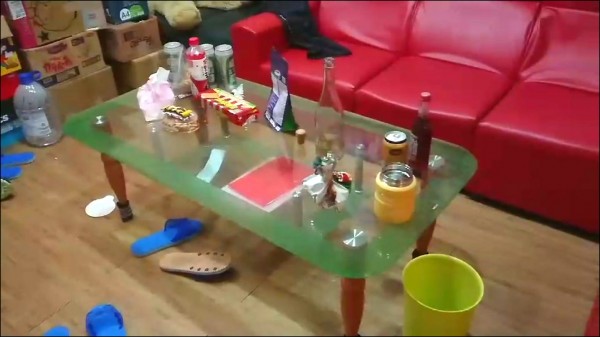 現場留有酒瓶等物品。（記者吳昇儒翻攝）