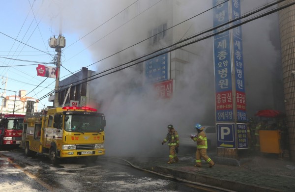 南韓世宗醫院今日上午發生大火，至少37人死亡。（法新社）