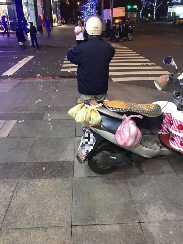 阿伯送完蛋糕後，發現他的車子竟被推倒，其中一塊蛋糕更疑似遭「惡意破壞」，馬路上佈滿蛋糕碎塊。（圖擷自爆廢公社）