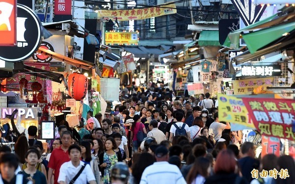 台灣的餐飲業、飲料店、小吃等越開越多，施澤民認為是「民眾普遍找不到好工作」。圖為士林夜市。（資料照）
