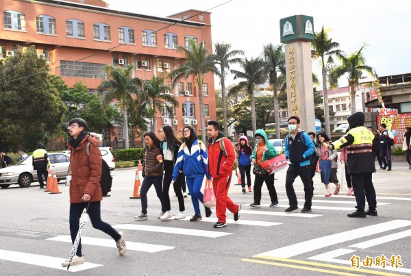 大陸冷氣團持續減弱，明天白天起全台氣溫都將逐漸回到20度以上。（記者李容萍攝）