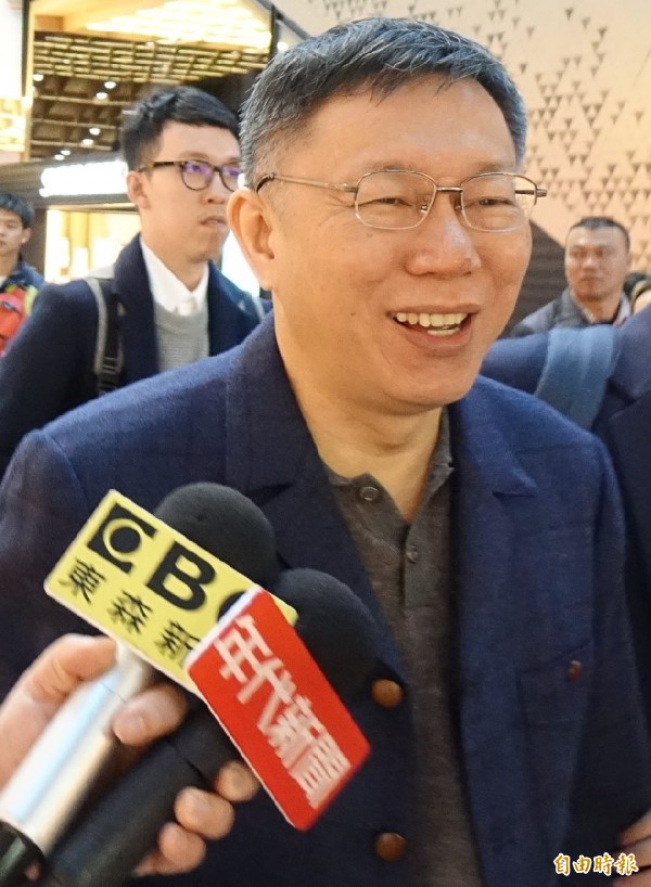 台北市長柯文哲清晨搭機赴歐訪問，對於近日與蔡總統互動問題時，他表示，我和她本來互信基礎就不錯了。（記者姚介修攝）