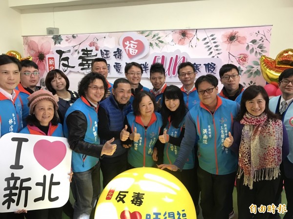 新北市副市長侯友宜今早出席校園反毒活動，民眾熱情合影。（記者葉冠妤攝）