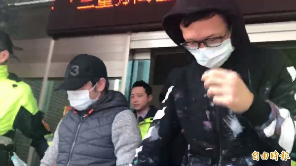 警方訊後將3名滋事民眾送辦。（記者王宣晴攝）