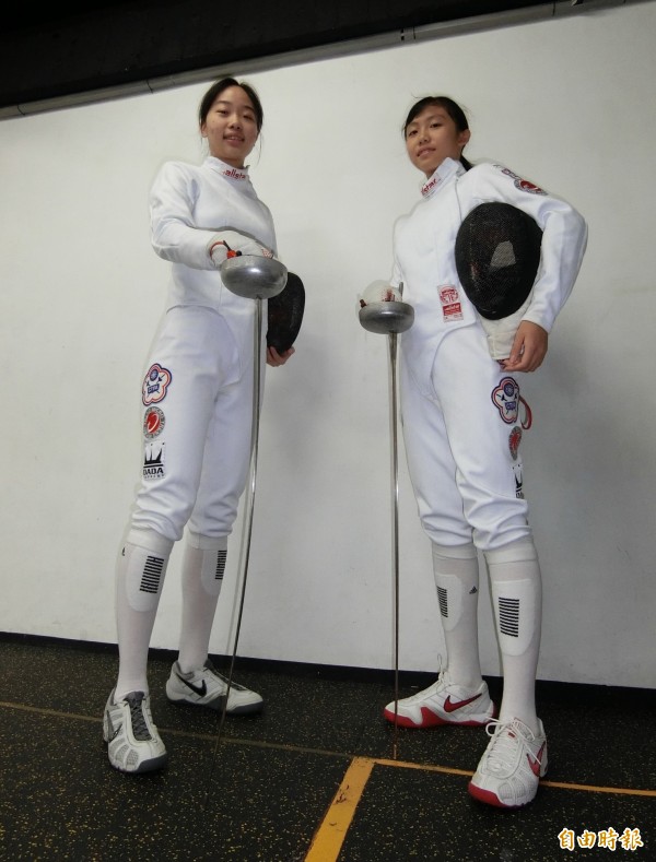 趨勢科技贊助的2018年亞青盃擊劍錦標賽國手陳宣妤（左）、范筠茜（右）。（記者陳炳宏攝）