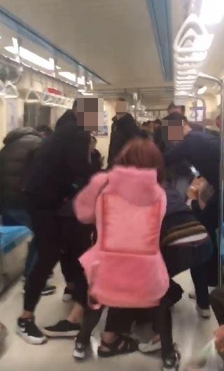 兩名男子在台北捷運車廂內扭打，路人媽媽驚天一吼讓兩人收手。（圖擷自「爆料公社」臉書社團）