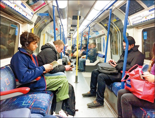 倫敦地鐵的日常樣貌。（圖片提供／Yachi）
