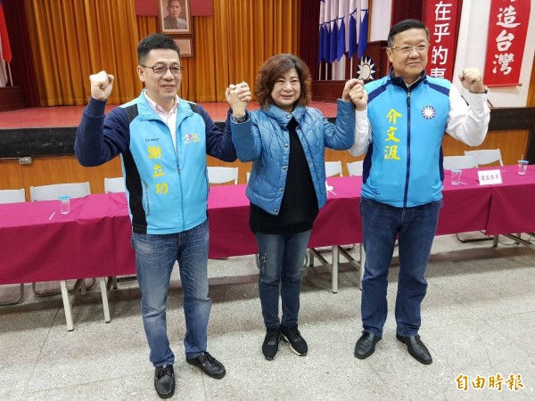 國民黨基隆市長黨內初選結果揭曉，由前移民署長謝立功（左）出線；記者會後，基隆市議長宋瑋莉（中）牽起前駐西蘭代表介文汲（右）與謝立功的手，誓言國民黨要團結，要把政權贏回來。（記者俞肇福攝）