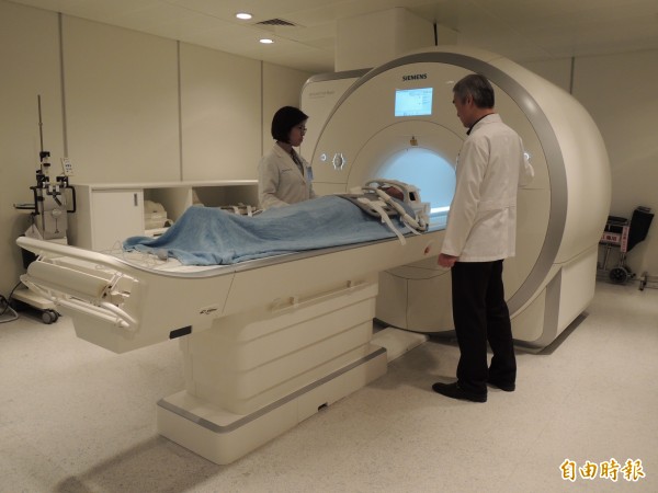 印度一名男子到孟買醫院探病，因拿著金屬氧氣瓶被核磁共振（MRI）儀器吸入而喪命。MRI儀器示意圖。（資料照）