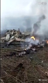 一段影片顯示疑似墜機現場，畫面中有碎片殘骸物正在冒煙。（圖取自微博）