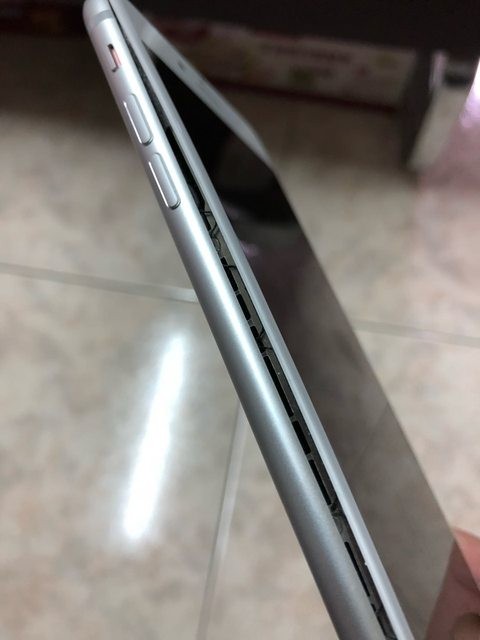 一名網友表示，朋友買不到一個月的iPhone8 plus，電池竟無緣無故膨脹。（圖擷自PTT）