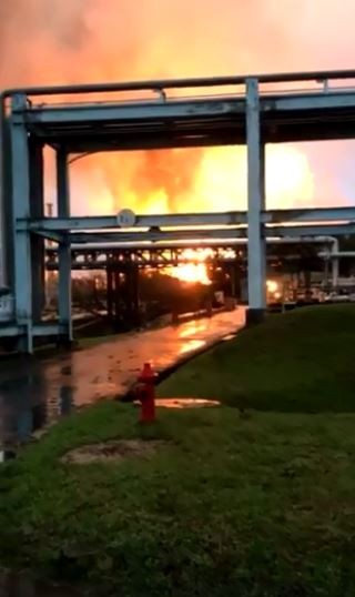 中油桃園煉油廠今（29日）早發生大爆炸。（圖擷自「桃園人」臉書社團）