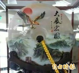 苗栗縣頭份市立殯儀館獲頒「大展宏圖」獎座，民眾直言「怪怪的」。（記者鄭名翔翻攝）