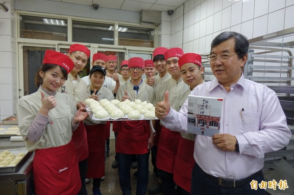 鹿港「阿振肉包」老闆鄭永豐（圖右），開心跟員工「分享利潤」，將帶著包子、書北上會見總統蔡英文。（記者劉曉欣攝）