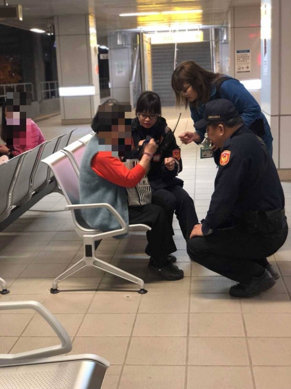 高雄捷運警察與岡山警分局女警安撫失智婦人情緒（記者王榮祥翻攝）