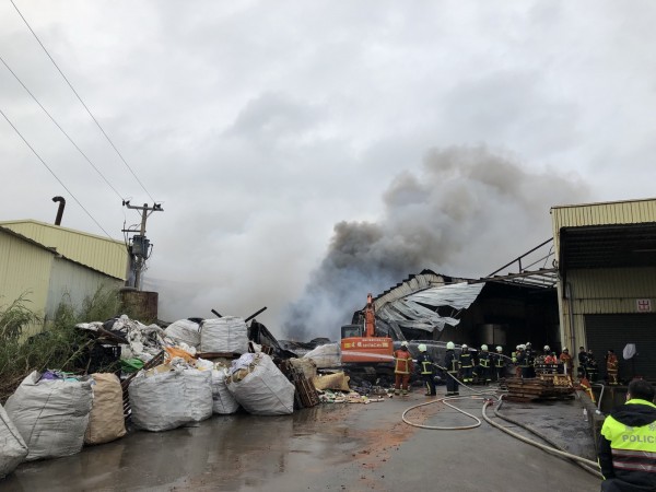 桃園市蘆竹區無市招回收處理場今凌晨2點15分發生火警,因仍有殘火持續悶燒,經出動怪手開挖,火勢在7小時後撲滅。(記者魏瑾筠翻攝) 桃園市蘆竹區無市招回收處理場今凌晨2點15分發生火警,因仍有殘火持續悶燒,經出動怪手開挖,火勢在7小時後撲滅。(記者魏瑾筠翻攝)