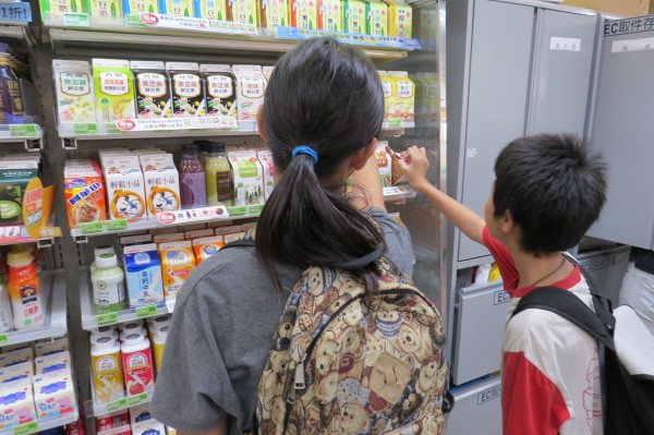 「幸福晨飽」的學童能夠至便利商店領取三十三元的餐券，換取早餐。（新北市教育局提供）