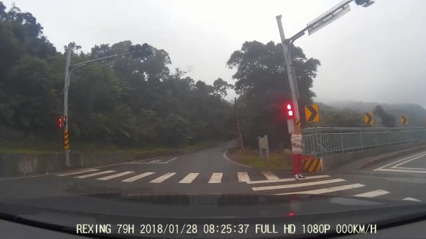 警員賴盧川在基福公路荖寮坑入口處發現37歲簡男蹤跡，將他帶回交給家屬。（記者吳昇儒翻攝）