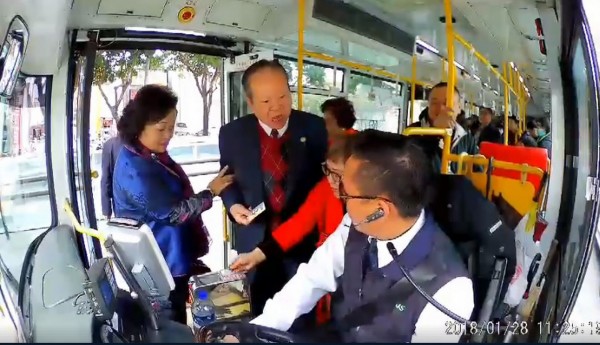 圖中的男乘客是前台中市議員陳瑞德，日前搭公車時與司機發生爭吵。（翻攝自臉書）