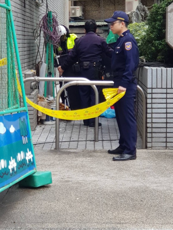 女子墜樓，警方採證中（記者邱俊福翻攝）