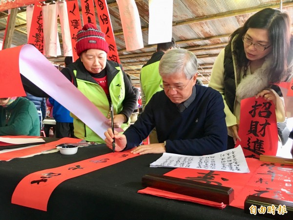 蘆竹區長褚春來難得提筆揮毫，寫的一手好字，吸引許多民眾瘋搶。（記者魏瑾筠攝）