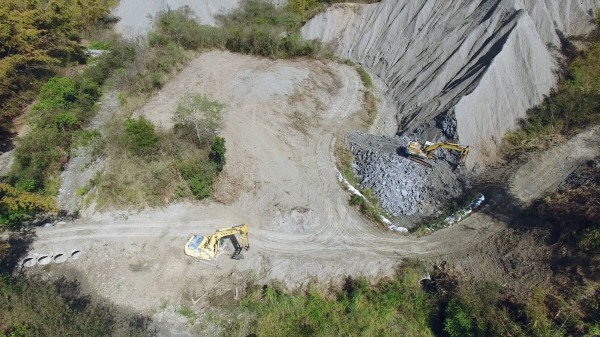 環團認為，天底下哪有剷平山頭，砍除樹林做水保的？質疑市府水利局顯有圖利之歉。（資料照，台南社大提供）