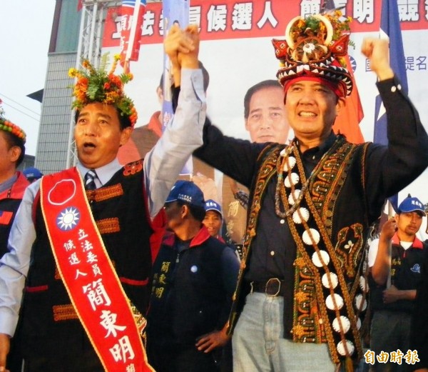 國民黨立委簡東明（左）賄選案，原住民被告多達162人，指定辯護律師人數創紀錄。（資料照）