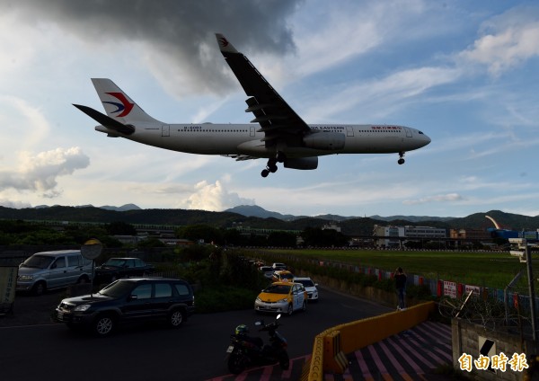 東方航空、廈門航空30日發表聲明，取消春節加班機。圖為中國東方航空班機。（資料照）