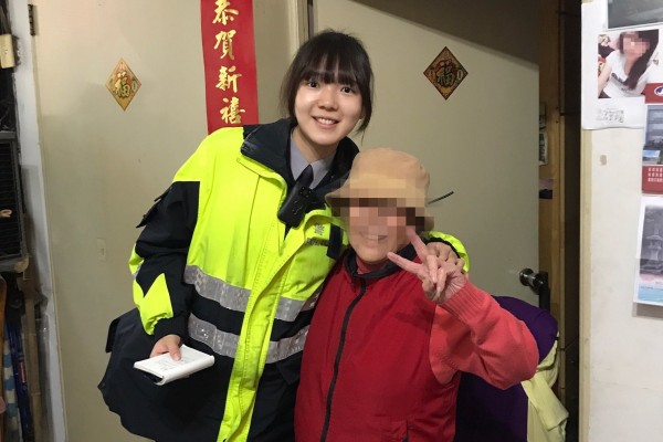 女警朱孟柔探視獨居在轄區的老婦人，雙方開心合影。（記者曾健銘翻攝）