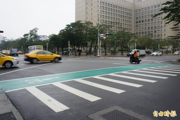 台北市今年起將全面提稱道路標線的抗滑係數。（記者黃建豪攝）