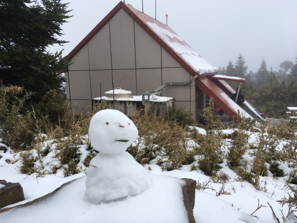 寒潮太冷，雪山積雪厚到堆雪人。（保七總隊第五大隊提供）