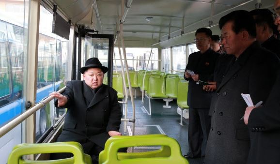 金正恩試乘平壤無軌電車。（圖翻攝自seoul.co.kr）