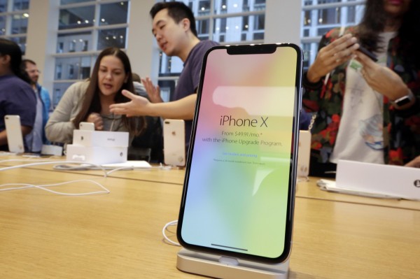 蘋果公司生產的「iPhone X」主打面部辨識系統（Face ID）。（美聯社）