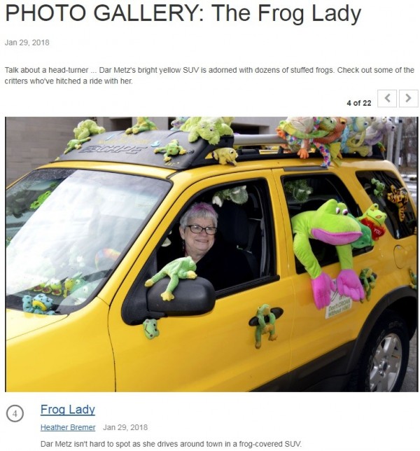 美國一位婦人為了傳教，將大大小小的青蛙布偶裝在自己的休旅車上，變成「旅車青蛙」。（圖片擷取自The Herald Bulletin網頁）