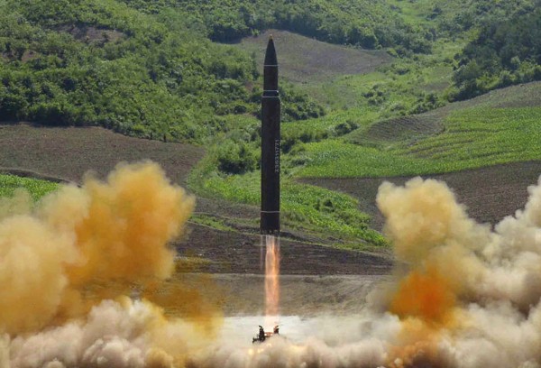 美國積極研發飛彈攔截系統，以防禦北韓可能的洲際彈道飛彈攻擊。圖為北韓洲際彈道飛彈火星14型。（美聯社）