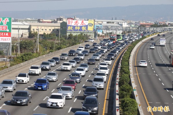 女子蔡佩珊3年前開車載友人及其女兒上國道，因車子開過頭、錯過交流道口，竟在國道上倒車，不幸被後方聯結車撞上，造成友人女兒與司機死亡，車上乘客認為死亡的聯結車司機有過失，向陳男雇主求償醫藥費與精神慰撫金等470萬元，台南高分院今判雇主不必賠償。（資料照）
