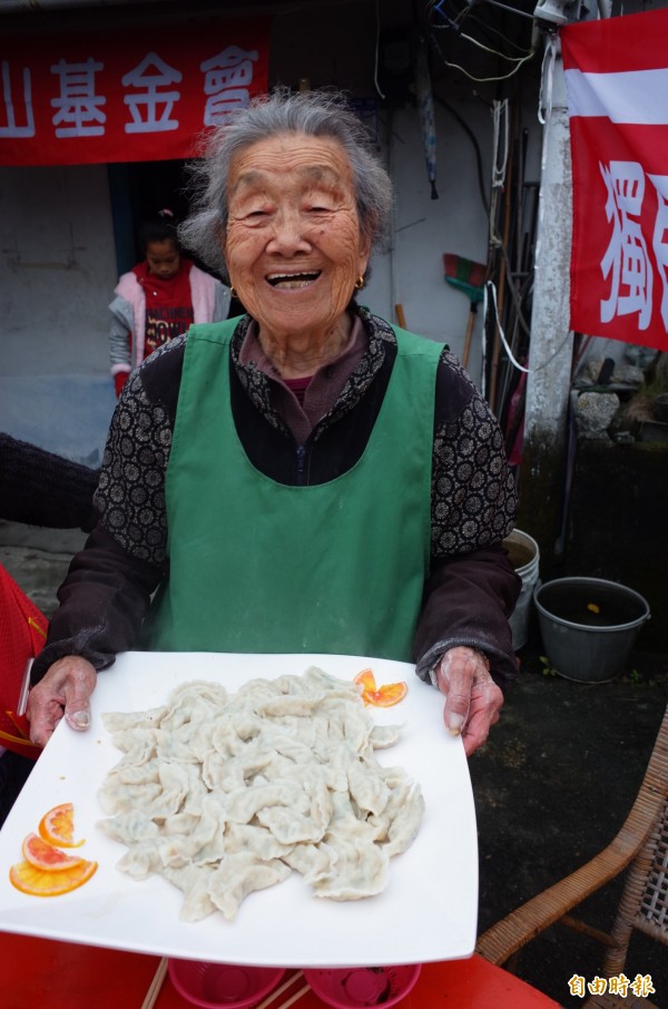 103歲老奶奶包餃子給大家吃，滿滿的餃子裝了滿滿的愛心。（記者花孟璟攝）