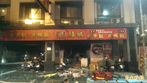 高市勞檢處前往發生瓦斯氣爆造成16傷的小港便當店稽查，發現至少3名員工沒有勞保。（記者黃良傑攝）