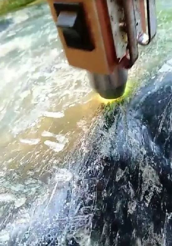 經由初步鑑定發現這塊翡翠原石價值非常高。（圖取自緬甸中文網）