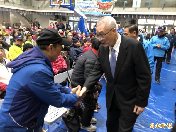 中國國民黨新竹市黨部今天在光復中學體育館舉辦「小組長聯合授證」活動，黨主席吳敦義親自南下為基層小組長授證。（記者王駿杰攝）