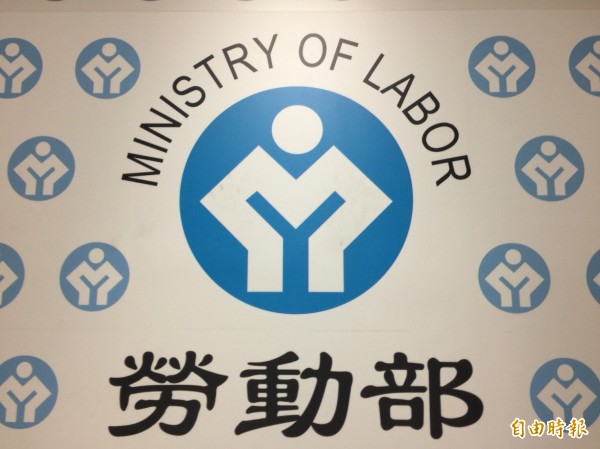 勞保基金去年收支數據出爐，由於勞保老年給付人數快速增加，保費收入新台幣3555億元，給付支出3829億元，收支短絀274億元，去年收支確定較精算報告提早一年出現逆差。（資料照）