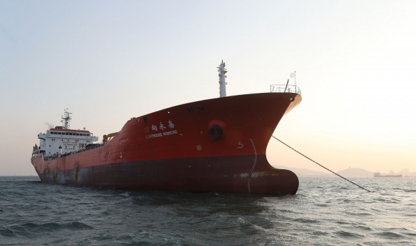台灣已有兩商人遭控違法聯合國制裁，透過船運運送原油給北韓。圖為涉案商人陳世憲所有的「方向永嘉號」。（法新社）