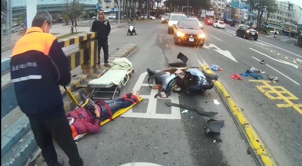 汽車與機車疑陸橋上發生擦撞，機車車毀，騎士臉部流血，現場觸目驚心。（記者王善嬿翻攝）