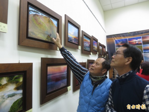 集集特生中心舉辦海岸生態攝影展，台中市攝影學會榮譽理事長顏仕玲（左）則在展場分享攝影心得。（記者劉濱銓攝）